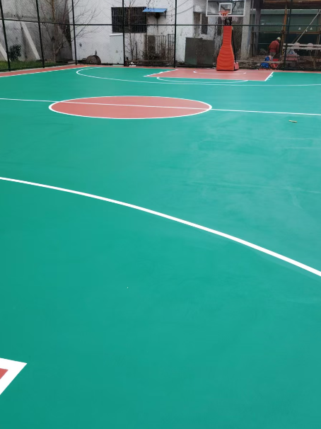 雨城 球场长期使用易出现地面开裂